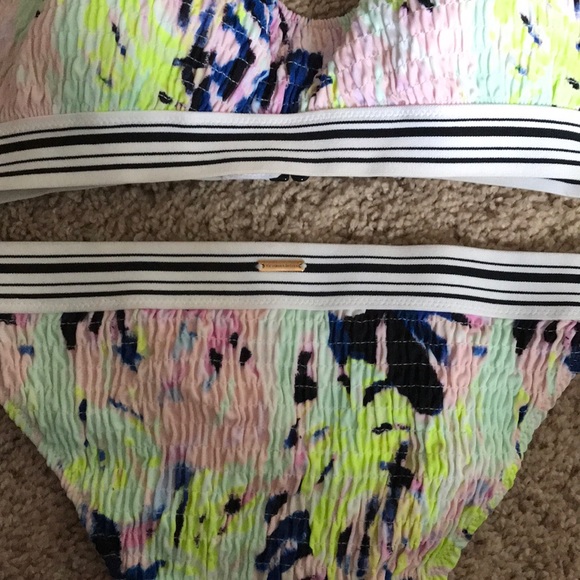 NEW Victoria’s Secret swim set - Picture 7 of 7